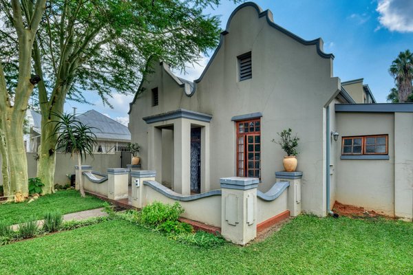 Unleash imagination with stunning book nooks for readers